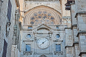 Close-up of the Primate Cathedral of Saint of Mary of Toledo and his clock / Catedral Primada Santa Maria de Toledo y su reloj. To photo