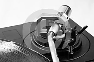 Close-up recordplayer mechanism photo