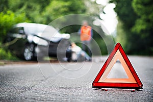 Pohled zblízka na pohotovostní trojúhelník na cesty před auto po nehoda 