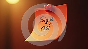la frase Sigue asÃ­ escrita a mano en marcador negro, en un fondo cÃ¡lido desenfocado photo