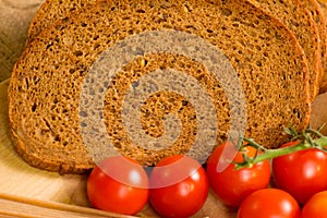 Close up of red tomatoes and slices of rye bread