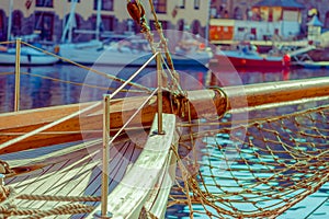 Vista ravvicinata di corde giro albero supporto fiocco sul una barca porta da Norvegia 