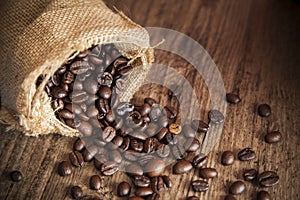 Close-up rost coffee seed and sack on wood table