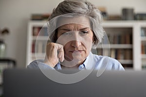 Z blízka vážny koncentrovaný žena upretý na prenosný počítač 