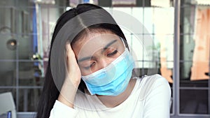 Close up shot Asian women wear a mask are holding their heads because of headaches She has a fever and migraine because of stress