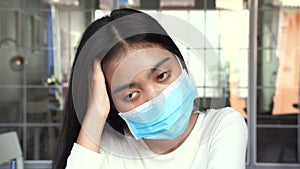 Close up shot Asian women wear a mask are holding their heads because of headaches She has a fever and migraine because of stress