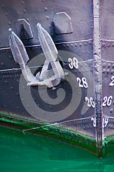 Close up shot of a lean bow of a boat in a harbor