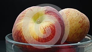 Close-up showcases an apple nestled comfortably in a glass bowl. Comestible.
