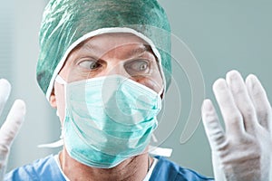 Surgeon notices flawed gloves, blames infrastructure photo