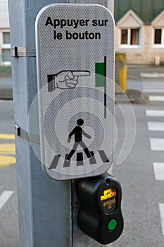 Close-up on a system for requesting the pedestrian crossing in France