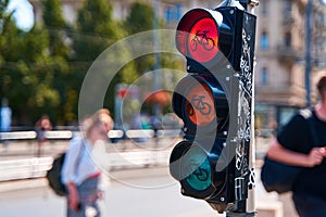 Close-up of a traffic light for cyclists, which is lit in red. A bicycle is shown on the traffic light