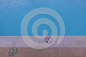 Close up view of warning sign on outdoor swimming pool.