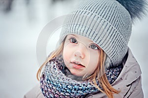 De cerca retrato un nino en nevado Bosque 