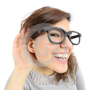 Pohľad zblízka na žena načúvanie jej ruka v ucho 