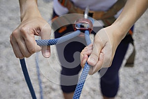 Vista de cerca de mano en seguro actividades 