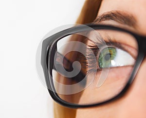 Vista ravvicinata di una donna logorante nero occhio occhiali 