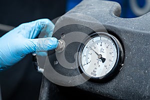 Work at the tire workshop