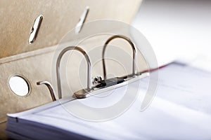 Closed archive ring binder