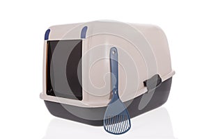 Closed cat litter box with scoop