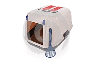 Closed cat litter box with scoop