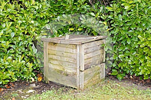 Closed ecological wood compost bin with organic material