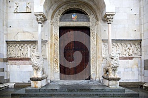 Cerrado entrada puerta de catedral de 