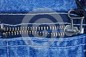 closed metal zip on blue black cotton jeans