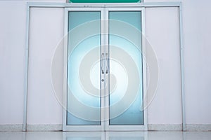 Closed doors in the operating room