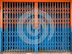 Closed retractable folding metallic gate