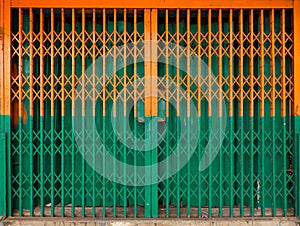 Closed retractable folding metallic gate