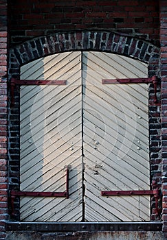 Closed and unlocked door at wall