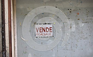 closed window of a bankrupt shop with the sign with the Italian photo