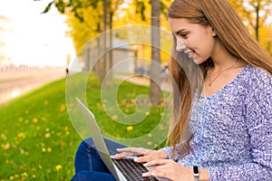 Closely attractive woman experienced freelancer distance working on laptop computer