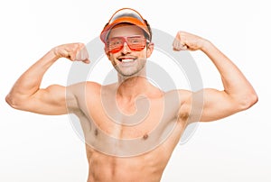 Dettagliato da attraente giovane uomo trascinando muscoli su bianco 