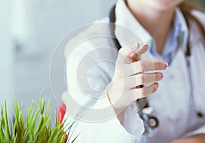 Detailné žena starostlivosť profesionálne žena lekár ukazuje prst vy áno niečo zle 