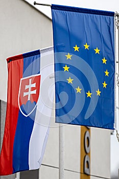 Detailní záběr na vlajky Slovenské republiky a Evropské unie