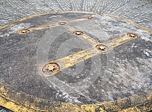 Closeup of the helipad symbol.