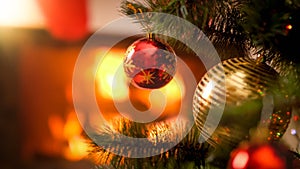 Detailné obraz z a zlatý vianoce ozdoby závesný na vianočný stromček horiace v kozub 