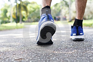 Dettagliato da maschio correre calzature. fuori fare un passo a piedi 