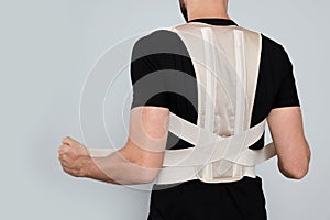 Dettagliato una persona ortopedico corsetto sul grigio 