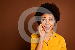 Closeup photo of funny pretty dark skin wavy lady holding hand near mouth sharing gossips rumours with crowd people wear