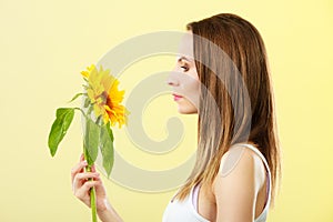 Portrait attractive woman with sunflower