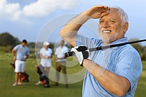 Detallado retrato maduro masculino jugador de golf 