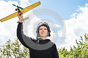 Detallado retrato chico avión sobre el el cielo 