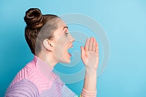 Closeup profile photo of attractive lady hold open arm near mouth screaming novelty information crowd people open mouth