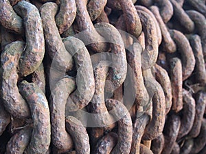 Closeup of a series of rusty old metal chain links