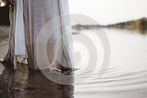 Detailní z osoba nošení biblický roucho v voda nejblíže břeh 