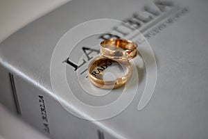 Detallado de dos dorado anillos sobre el casamiento 