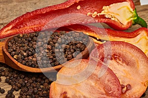 Closeup Tomaten, Red hot chili peppers and black pepper whole in wooden spoon on old wooden background