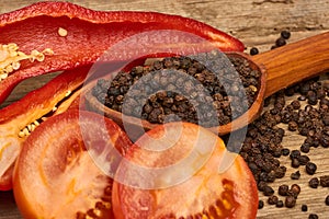 Closeup Tomaten, Red hot chili peppers and black pepper whole in wooden spoon on old wooden background